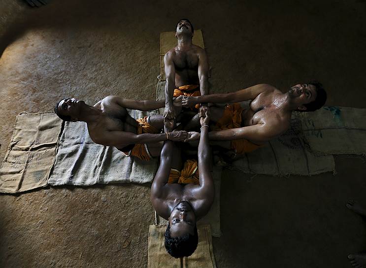 Коломбо, Шри-Ланка. Тренировка по древнему национальному виду единоборств Ангампора 