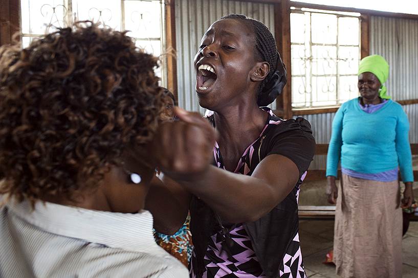 Найроби, Кения. Инструктор из программы самообороны обучает женщин, живущих в трущобах, технике защиты от нападений и изнасилований