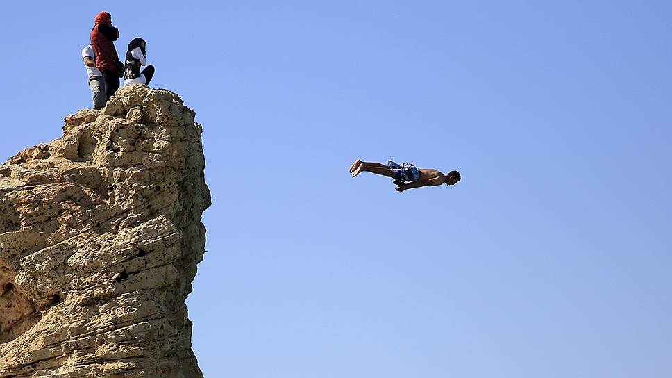 Мерса-Матрух, Египет. Мужчина ныряет в воду со скалы на пляже Клеопатры