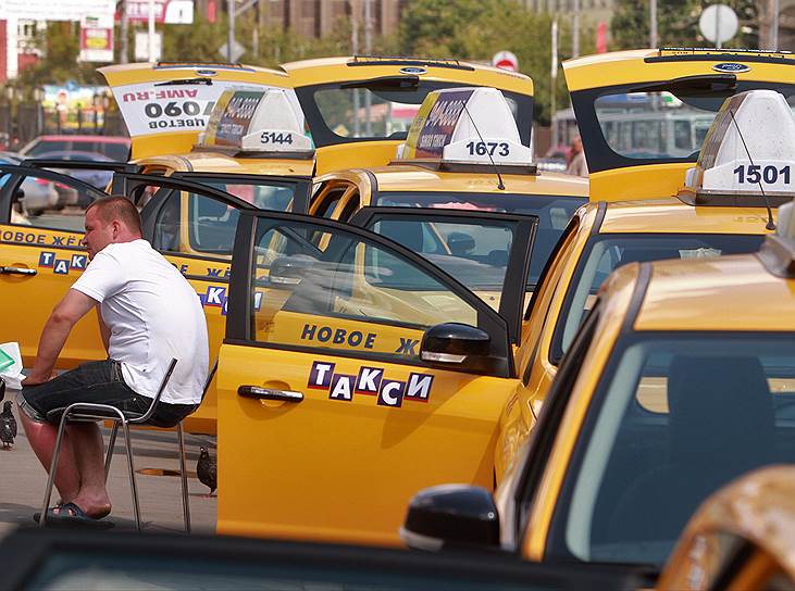 Наступившая эпоха рыночных отношений разрушила систему гостакси. Автопарки разорялись, а конкуренцию такси составили «бомбилы» — водители частных машин возили значительно дешевле, их можно поймать в любом месте и в любое время. Службы такси начали возрождаться в виде частных транспортных компаний, только в Москве в настоящее время количество водителей такси превышает 65 тыс.