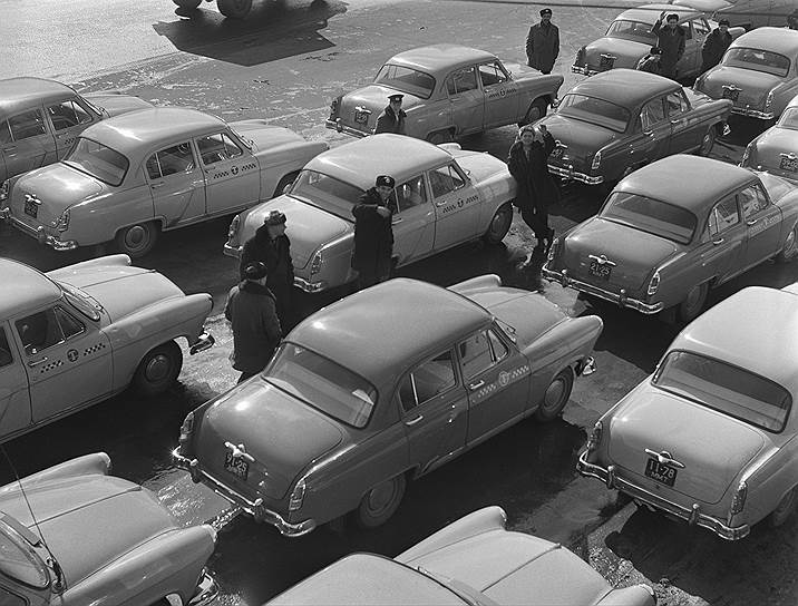 С 1934 года в Москве действовала диспетчерская служба заказа такси по телефону. На вызов машина ехала с выключенным счетчиком, а пассажир выплачивал два рубля за вызов — они добавлялись к стоимости поездки. Также такси работало и по заявкам для организаций: например, инкассаторов возили такси. Среди постоянных клиентов такси были Интурист и Москонцерт, причем иностранцам обычно подавали ЗИСы. А «эмки»-такси использовали в качестве повседневного транспорта ученые, писатели, артисты, не имевшие личного транспорта, так как до войны купить автомобиль было очень сложно