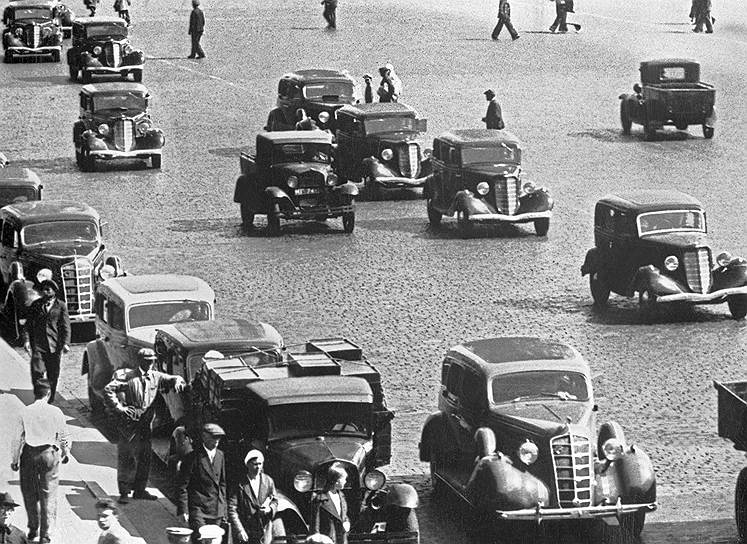 В 1925 году автомобили в СССР все еще были редкостью, поэтому такси многие воспринимали как аттракцион — вызывали машину, чтобы прокатиться на редком транспорте. В первой службе такси было всего 30 машин марки Renault-KZ и мощностью 28 лошадиных сил. Они были черного цвета с желтой полоской на боку. Вряд ли можно было назвать первые такси удобными: крыша у автомобилей была брезентовая, мощный вентилятор охлаждения гнал холодный воздух в кабину, и зимой шофер замерзал даже в тулупе и валенках