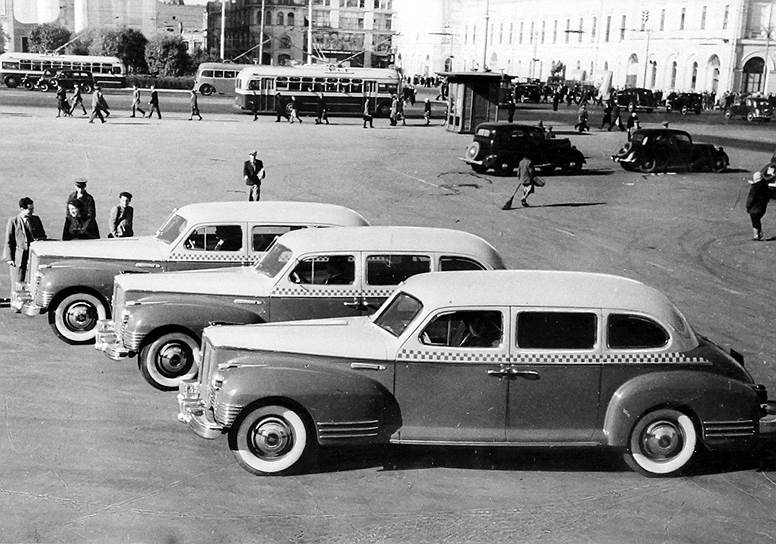 В 1929 году первые Renault сменили автомобили Ford, которые начали собирать под Горьким. Для такси выбрали четырехдверный кузов — лимузин с перегородкой. Рядом с шофером сиденья не было: там оставили площадку для багажа. В пассажирском салоне помимо трехместного дивана ставили маленькое откидное сиденье на перегородке. Но эта компоновка не прижилась: пассажиров не устраивало, что нельзя ехать рядом с шофером. Новые такси Ford были двухцветные: верх бежевый, низ — темно-синий. Привыкшие к черным машинам водители прозвали Ford «сорокой»
&lt;br>
На фото: такси ЗИС-110, выпускавшиеся с 1945 года до начала 1960-х 
