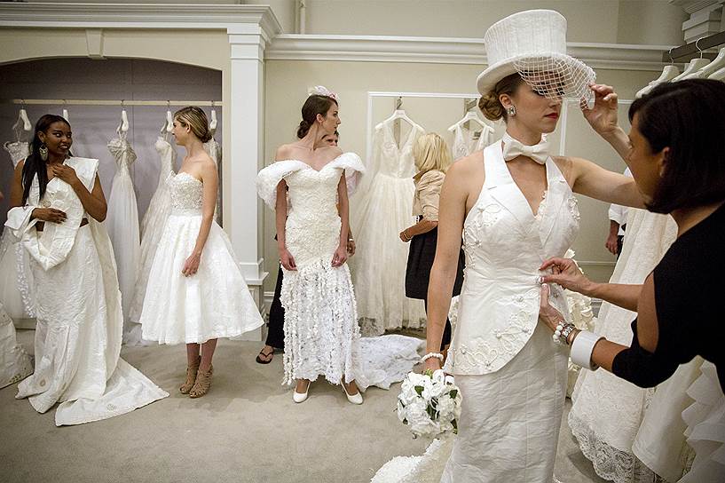 Нью-Йорк, США. Модели перед началом ежегодного конкурса свадебных платьев из туалетной бумаги