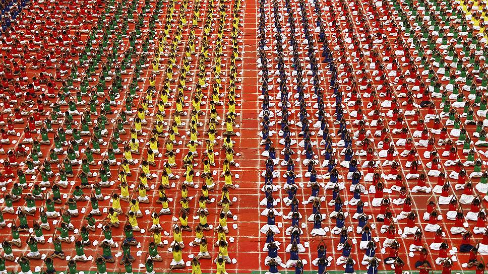 Ченнай, Индия. Стеденты занимаются йогой в преддверии Международного дня йоги