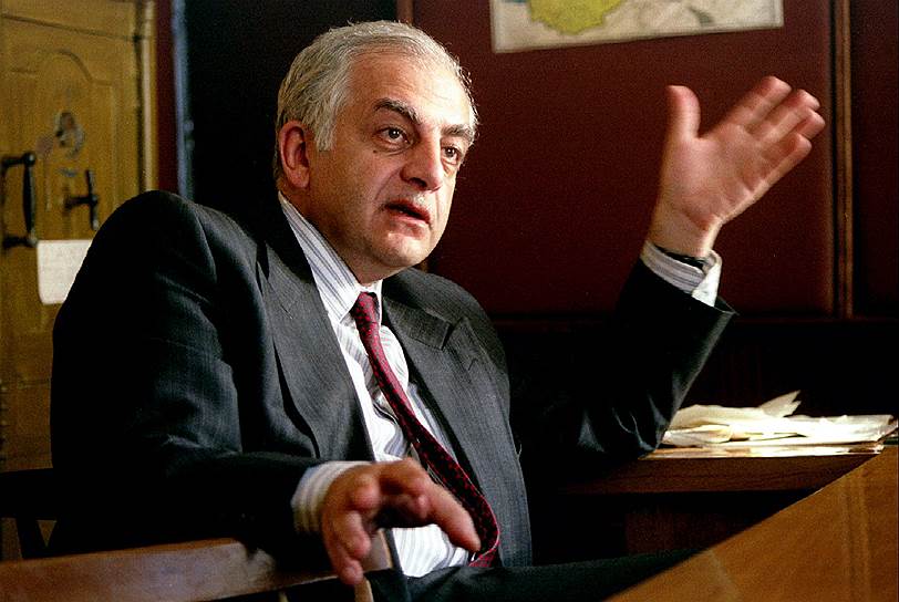 В январе 1992 года в результате переворота Грузию покинул президент Звиад Гамсахурдия, избранный на этот пост в мае 1991 года. Безуспешно попытавшись получить политическое убежище в Азербайджане, Гамсахурдия бежал в Армению, а в феврале 1992 года принял приглашение Джохара Дудаева и перебрался в Чечню. В сентябре 1993 года экс-президент вернулся в Грузию, пытался силой вернуть себе власть, однако потерпел неудачу, а в декабре того же года погиб