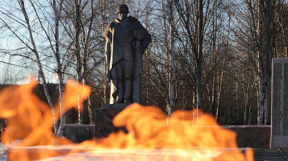 Россияне проводят День памяти и скорби как обычный день