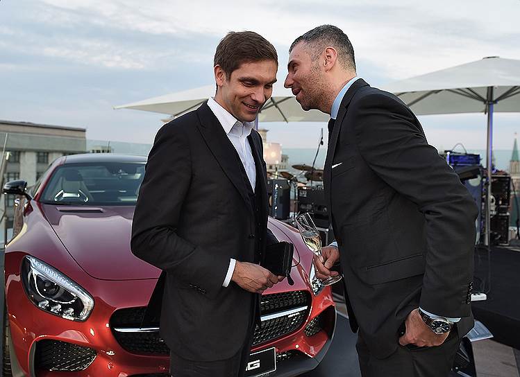 Автогонщик Виталий Петров (слева) стал единственным гостем вечеринки Mercedes, которому рассказали, как загнать автомобиль на крышу отеля Ritz-Carlton