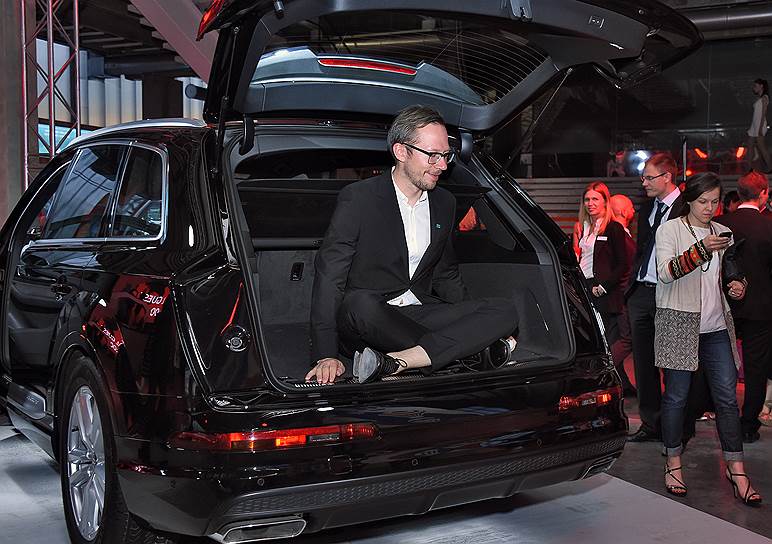 Демонстрируя объем багажника нового Audi Q7, директор музея &quot;Гараж&quot; Антон Белов начал с себя