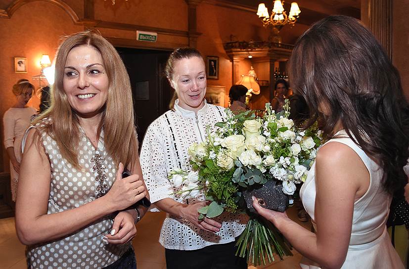 Дарья Мороз (в центре) в день премьеры спектакля &quot;Сказки Пушкина&quot; при поддержке Breguet получила комплимент от Сати Спиваковой (слева) и цветы от Марии Юцевич (справа)