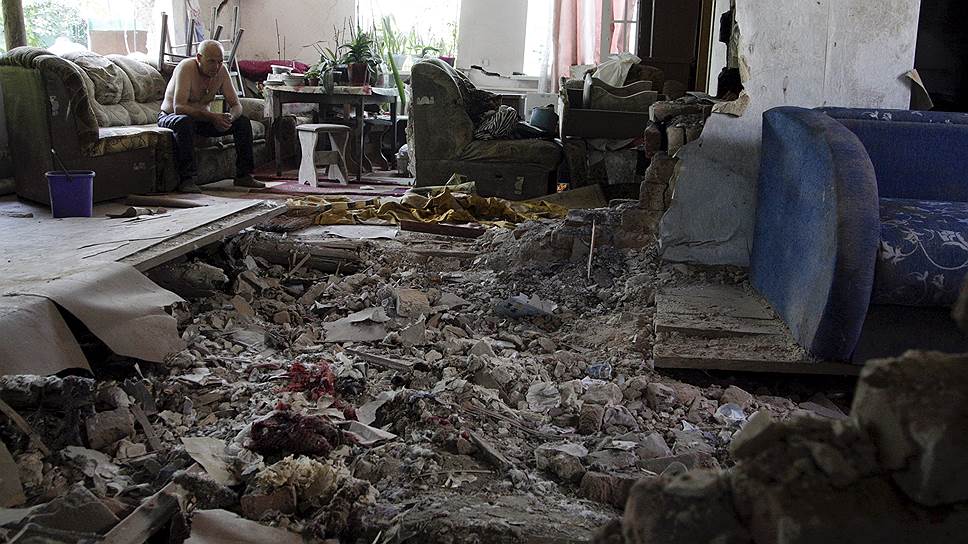 Донецк, Украина. Местный житель в руинах своего дома, разрушенного во время обстрелов