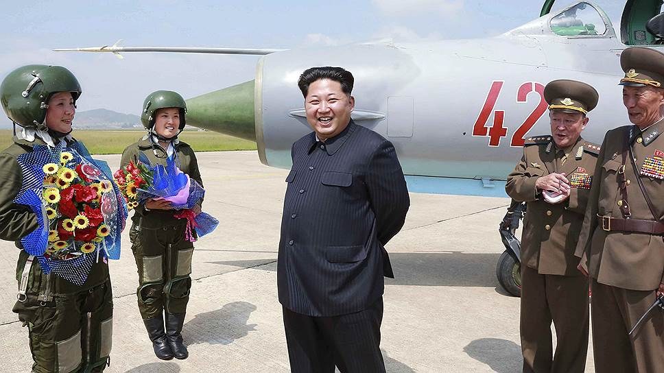 Северная Корея. Руководитель КНДР Ким Чон Ын во время посещения учебного центра, где тренируются женщины-пилоты