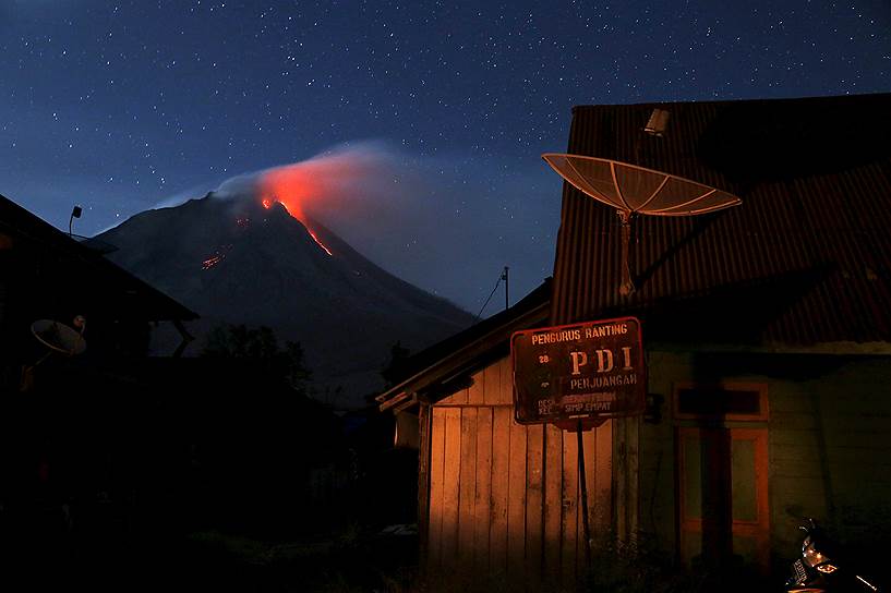 Северная Суматра, Индонезия. Извержение вулкана Синабунг
