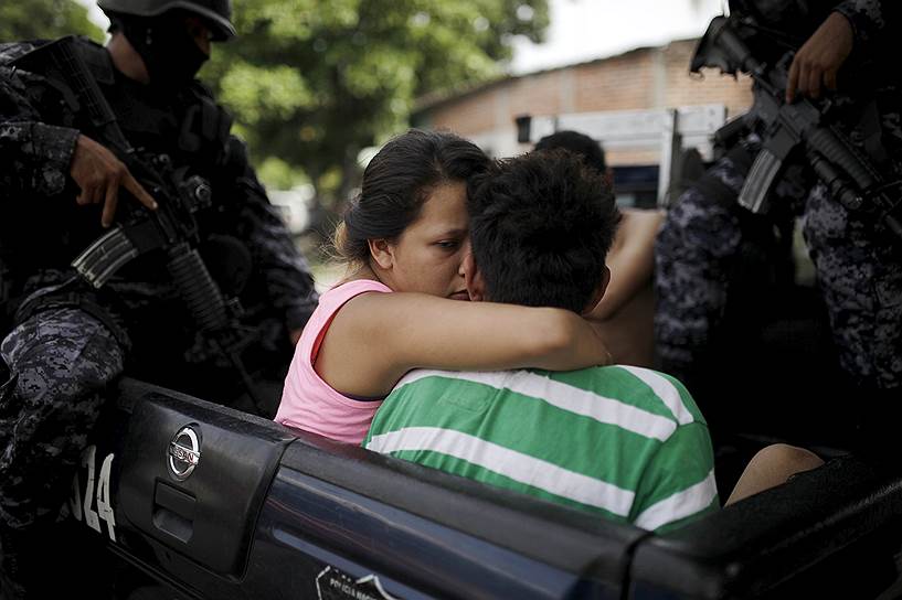 Сан-Сальвадор, Сальвадор. Девушка целует мужчину, задержанного во время совместной спецоперации полиции и армии Сальвадора против местных банд