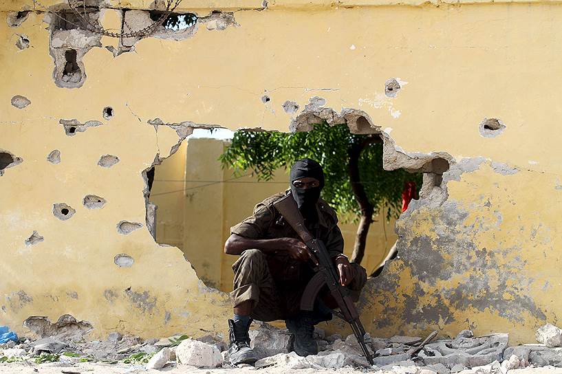 Могадишо, Сомали. Солдат возле места взрыва смертника из группировки аш-Шабаб