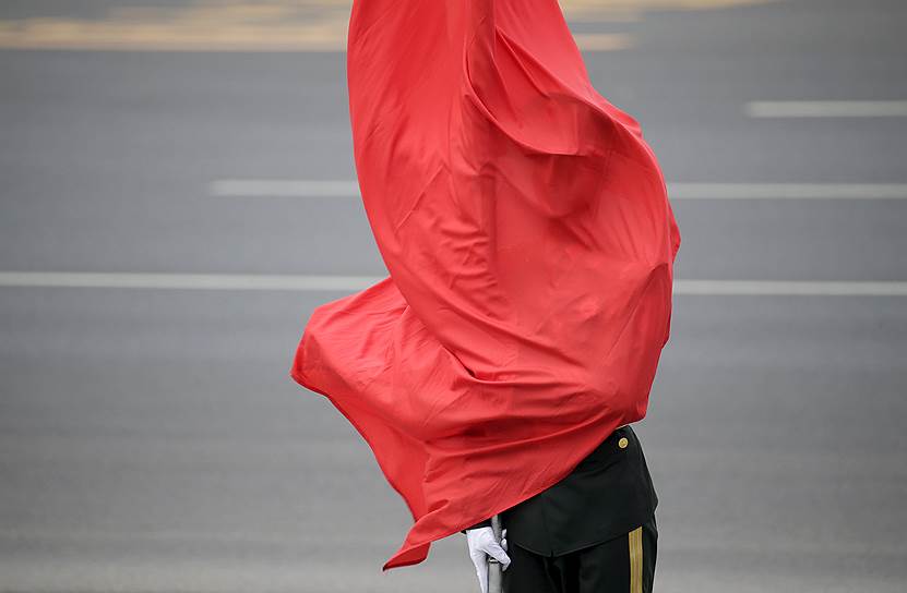 Пекин, Китай. Солдат почетного караула во время приветственной церемонии короля Бельгии Филиппа возле Дома народных собраний