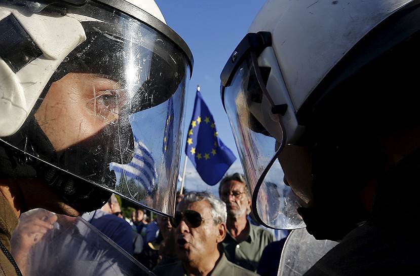 Афины, Греция. Сотрудники полиции во время митинга возле здания парламента