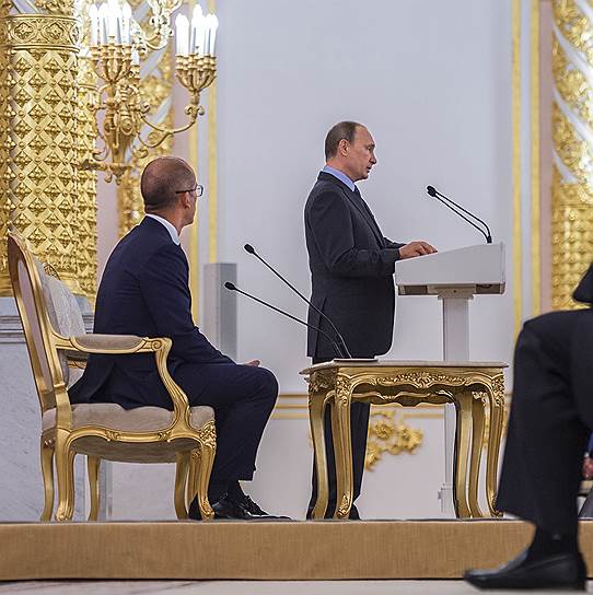 Секретарь Общественной палаты Александр Бречалов слушал президента сидя, очевидно, предвосхищая вопрос: «Вы стоите? Так вот, лучше сядьте»