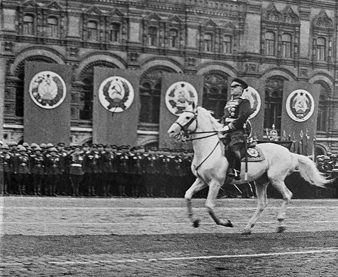 Парад принимал заместитель Верховного главнокомандующего, маршал Советского Союза Георгий Жуков (на фото)