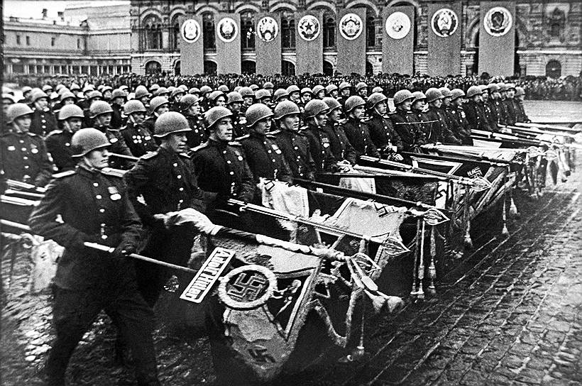 Под барабанный бой эти знамена были брошены к ступеням Мавзолея в знак окончательной победы над гитлеровской Германией