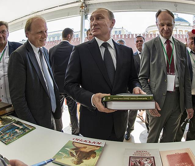 Москва, Россия. Советник президента России по культуре Владимир Толстой, Владимир Путин и глава ФАПМК Михаил Сеславинский во время посещения фестиваля &quot;Книги России&quot; на Красной площади