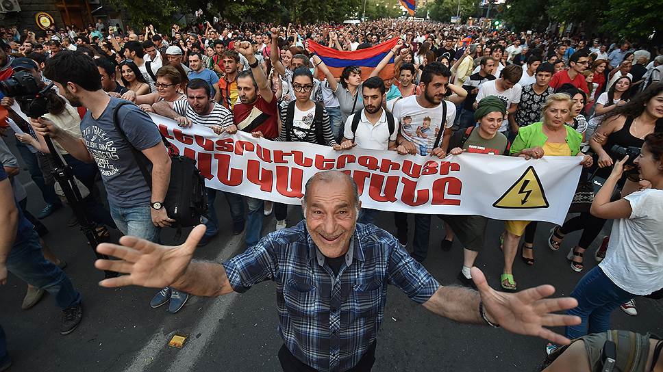 Почему президент Армении пошел на уступки протестующим