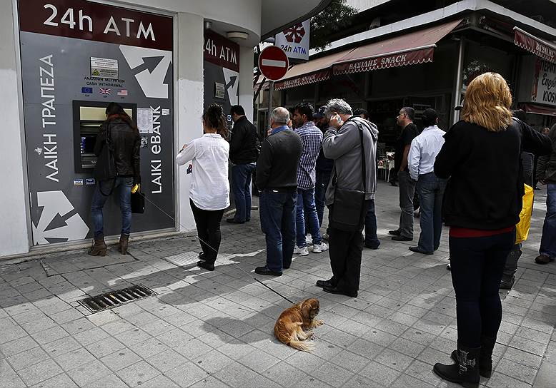 В марте 2013 года в Никосии около 200 владельцев облигаций Банка Кипра атаковали штаб-квартиру крупнейшей на острове частной кредитной организации. Демонстрации переросли в столкновения с полицией, митингующие забросали здание камнями и кирпичами. Манифестанты требовали компенсации потерь во вторую годовщину согласия кипрских властей с условиями предоставления кредитной помощи €10 млрд со стороны тройки международных кредиторов (Еврокомиссия, ЕЦБ и МВФ). Договоренность с кредиторами предусматривала, что в обмен на кредит €10 млрд крупные вкладчики кипрских банков (на депозитах которых свыше €100 тыс.) теряют до 80% сбережений