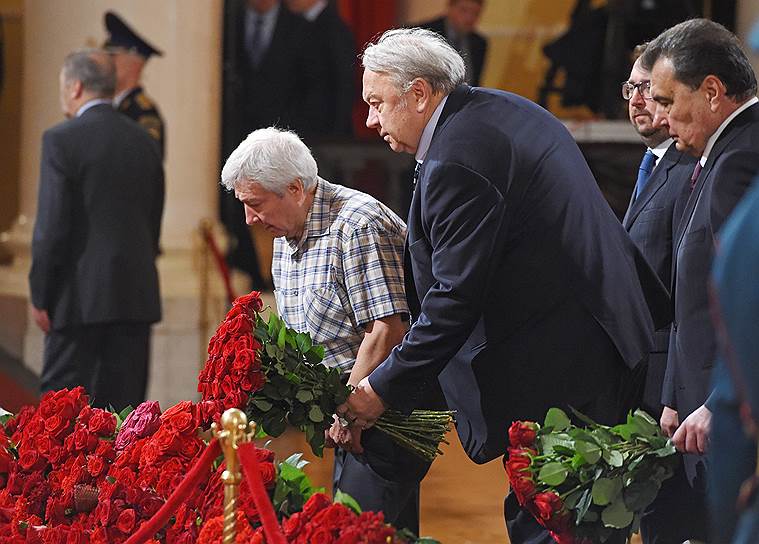 Президент Российской академии наук Владимир Фортов (в центре)