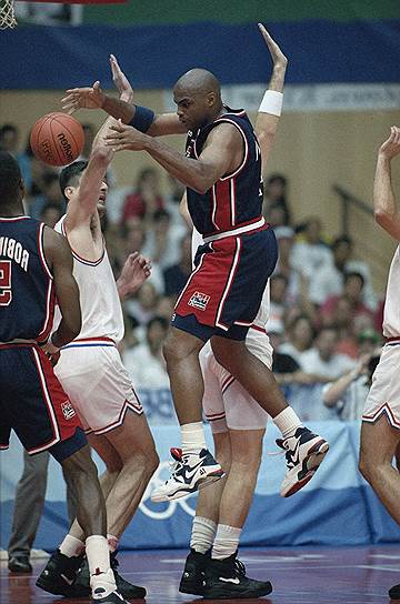Nike сотрудничала и с другими баскетболистами. В 1994 году компания заключила контракт со звездой NBA Чарльзом Баркли (на фото), для которого также были выпущены именные кроссовки Nike Air CB. В конце 1990-х  Nikе выпускала персональную обувь для Анферни Хардуэя и Коби Брайанта, а в 2003 году заключила 7-летний контракт с Леброном Джеймсом на сумму $93 млн