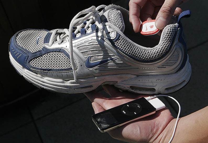 В новом тысячелетии Nike продолжила удивлять. В 2006 году совместно с Apple компания выпустила необычный продукт — Nike+iPod — состоящий из аудиоплеера и кроссовок, связанных друг с другом. Устройство также позволяло получать различные статистические данные о ходе тренировки прямо во время пробежки