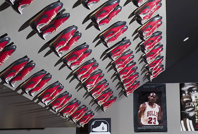 В 1985 году Nike подписала контракт с Майклом Джорданом, в то время еще только восходящей звездой NBA. Контракт с баскетболистом «Чикаго Буллз», который стал лицом компании, оказался очень успешным и способствовал резкому росту продаж. Специально для Джордана Nike выпустила кроссовки, названные в его честь. Первые модели Air Jordan были выполнены в черно-красных цветах, за что баскетболисту приходилось регулярно платить штраф в $1 тыс. Такая расцветка была официально запрещена в NBA, однако за рекламу Джордан получал гораздо больше