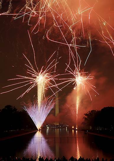 Традиционно праздничные мероприятия завершаются фейерверками. Особенно красивая картина зрителей ожидала на фоне Монумента Вашингтона