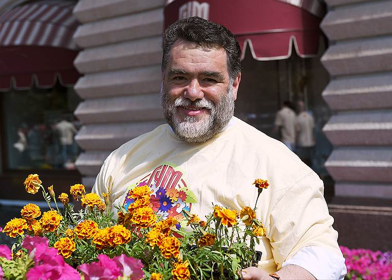 Владелец Bosco di Ciliegi Михаил Куснирович на фестивале цветов в ГУМе первые ноготки высадил сам лично
