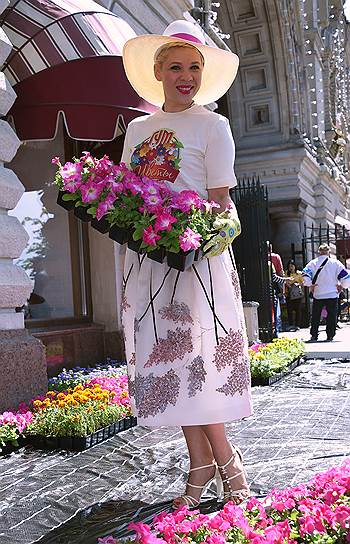 Певица Тина Кузнецова на фестивале цветов в ГУМе