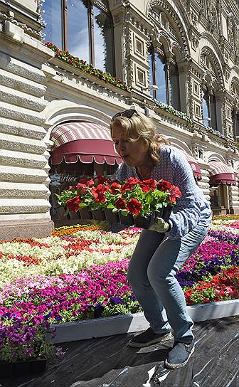 Актриса Ирина Алферова на фестивале цветов в ГУМе