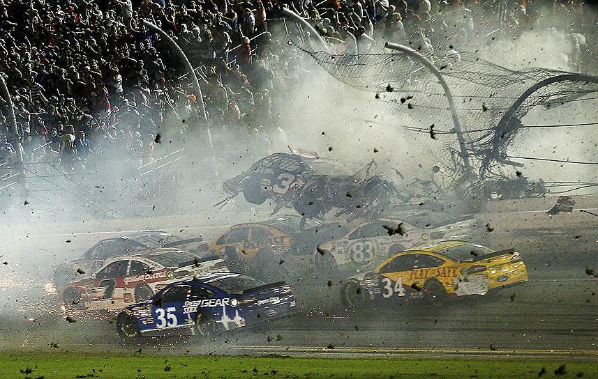 Дейтона-Бич, США. Авария на финише гонки Daytona International Speedway