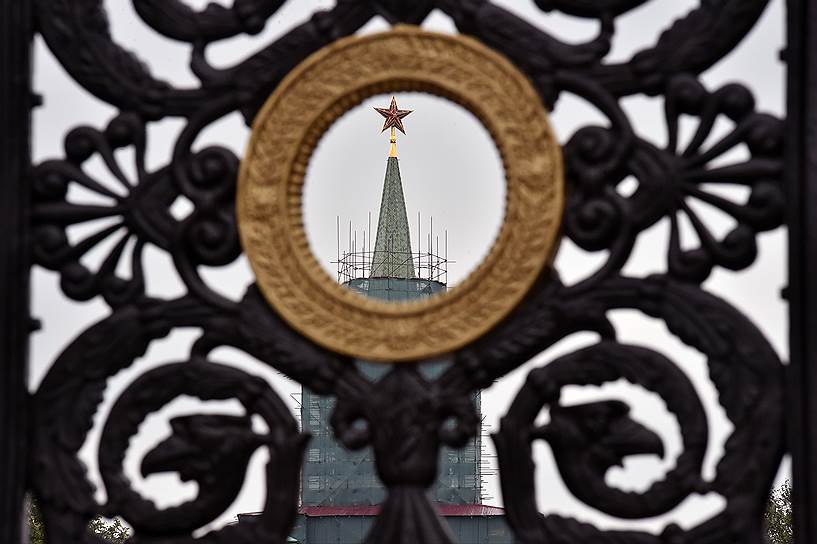 Москва, Россия. Вид через резную решетку ограждения на Спасскую башню Кремля