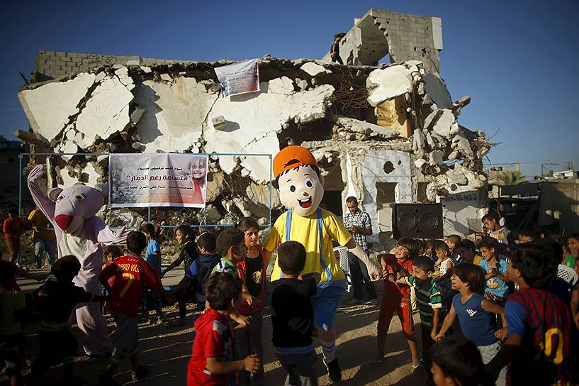 Сектор газа. Представление для детей на фоне разрушенного в результате воздушных атак дома