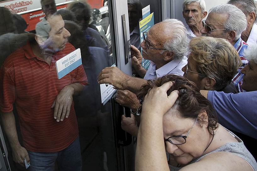Между тем, банки в Греции остаются закрытыми уже вторую неделю. Кроме того, введено ограничение на снятие наличных в банкоматах – до 60 евро в сутки, что приводит к постоянным очередям
