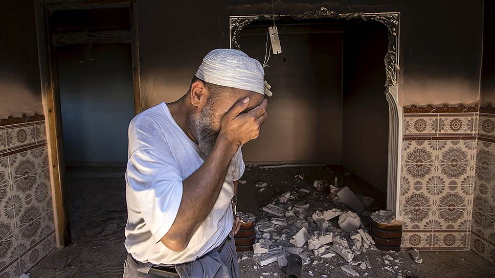 Гардая, Алжир. Мужчина стоит в пострадавшем от пожара доме в результате столкновений между арабами и мозабитами 