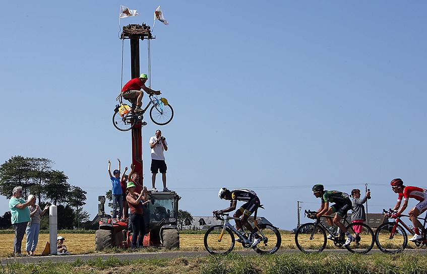 Гавр, Франция. Зрители аплодируют участникам велогонки «Тур де Франс», которые проезжают участок от Абвиля до Гавра.
