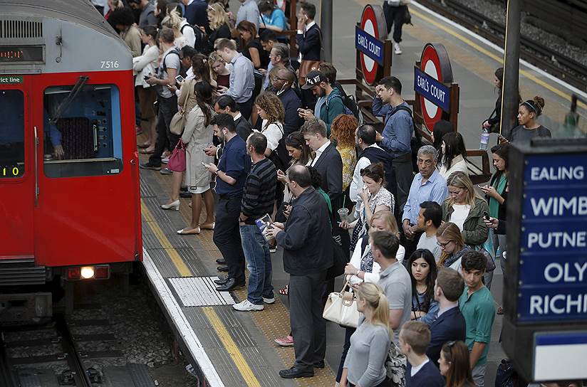 Забастовка работников транспорта спровоцировала транспортный коллапс в Лондоне. 8 июля впервые за 13 лет полностью прекратил свою работу городской метрополитен, а железнодорожное сообщение между лондонскими вокзалами и пригородами было нарушено