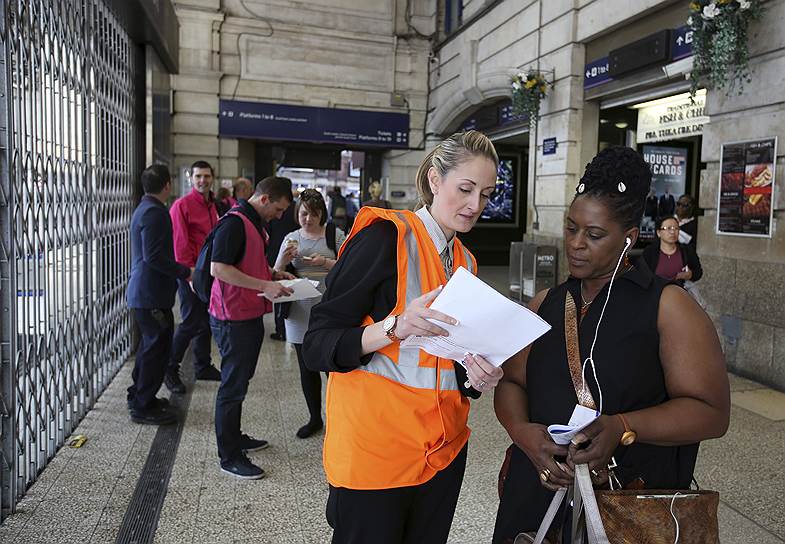 Профсоюз транспортных работников потребовал повышения зарплаты, протестуя против возможного увеличения рабочей недели, которое намечалось на сентябрь. Всего отказались выходить на работу около 20 тыс. работников лондонского метро