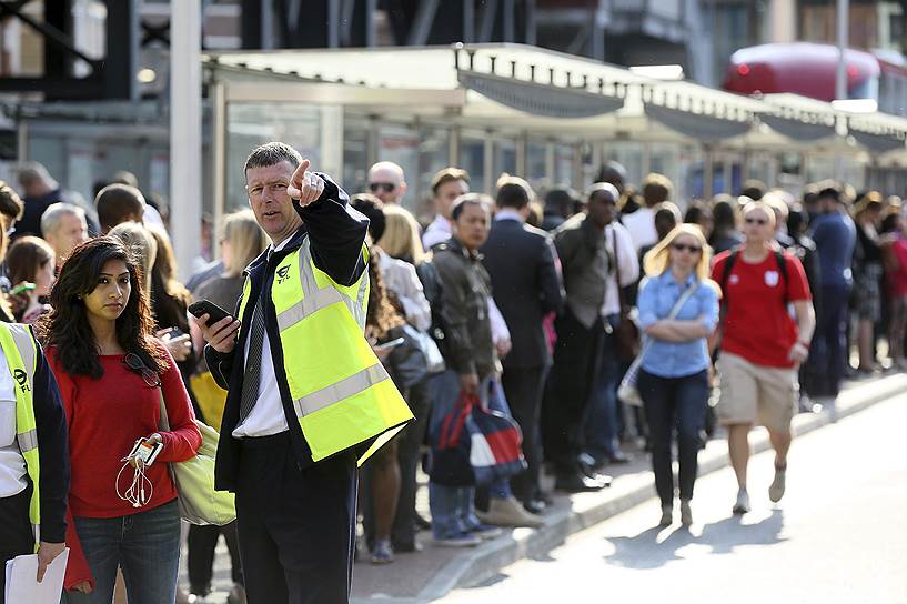 Жители Лондона выстраиваются в огромные очереди на наземный транспорт, многие вынуждены добираться до работы пешком. Спрос в фирмах частного извоза вырос почти в два раза, по сравнению с кануном Нового года