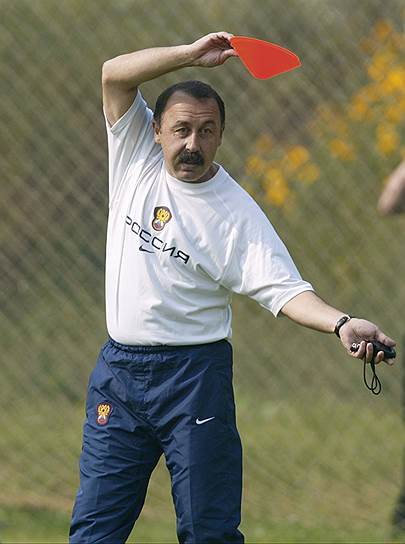 Пятым тренером 8 июля 2002 года был назначен экс-тренер молодежной сборной РФ Валерий Газзаев. При нем команда сыграла девять матчей, выиграв четыре, проиграв три, два сыграв вничью. После проигрыша отборочных матчей на чемпионат Европы-2004 20 августа 2003 года тренер подал в отставку, которая была утверждена 25 августа