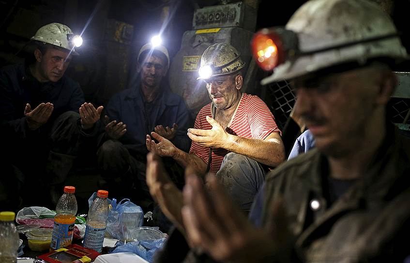 Зеница, Босния и Герцеговина. Шахтеры прервали работу, чтобы совершить молитву во время месяца Рамадан, в шахте на глубине 740 м под землей