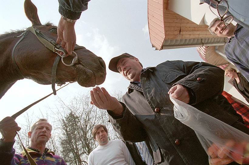 Господин Селезнев в течение нескольких лет возглавлял Федерациию конного спорта России (ФКСР). Политик занял этот пост в 2005 году, обойдя жену мэра Москвы Юрия Лужкова - Елену Батурину, занимавшую этот пост в течение предыдущих шести лет
