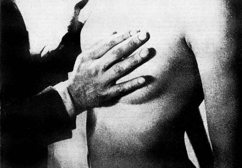 1928. «Андалузский пес» (Луис Бунюэль). В одной сцене мужчина гладит груди мраморной статуи, а она превращается в живую женщину, и гладит он, соответственно, уже плоть
