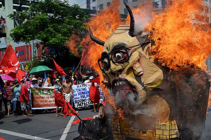 Кесон-Сити, Филиппины. Протестующие сжигают чучело президента Бениньо Акино во время митинга