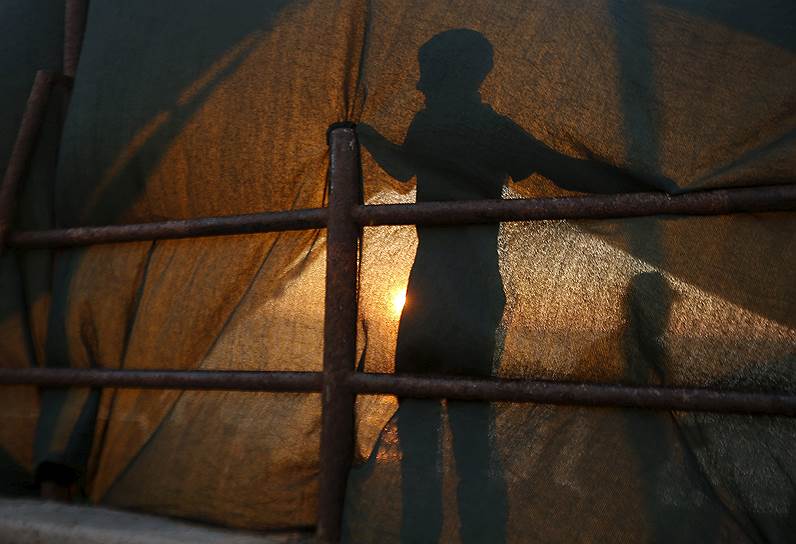 Газа, Палестина. Мальчик, стоящий в одной из палаток лагеря беженцев Шатти